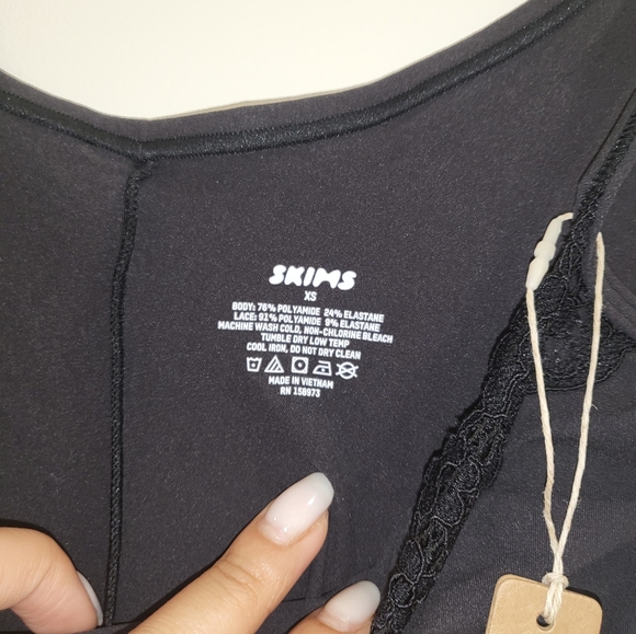 NWT SKIMS FITS EVERYBODY LACE SHORT SLIP DRESS IN ONYX - Picture 7 of 8